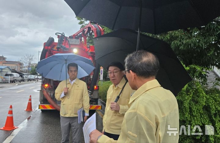 [전주=뉴시스]윤난슬 기자 = 우범기 전주시장은 17일 풍남동 일원의 도로 상습 침수지역을 찾아 빗물받이 준설 작업 상황과 호우 대응 체계를 확인했다. (사진=전주시 제공) 2025.07.17. photo@newsis.com