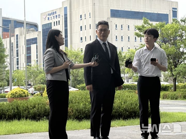 [서울=뉴시스]최은수 기자=세관 마약 밀수·수사 외압 의혹을 제기한 백해룡 전 영등포경찰서 형사과장(경정)이 17일 임은정 서울동부지검장을 만나기 전 서울 송파구 서울동부지검 청사 앞에서 기자들과 만나 질문에 답을 하고 있다. 2025.07.17