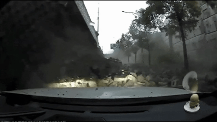 [서울=뉴시스] 오산 옹벽 붕괴 사고 현장이 담긴 차량 블랙박스 영상이 한 온라인 커뮤니티에 올라왔다. (사진=온라인 커뮤니티 갈무리) 2025.07.17 *재판매 및 DB 금지