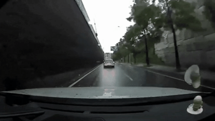 [서울=뉴시스] 오산 옹벽 붕괴 사고 현장이 담긴 차량 블랙박스 영상이 한 온라인 커뮤니티에 올라왔다. (사진=온라인 커뮤니티 갈무리) 2025.07.17 *재판매 및 DB 금지