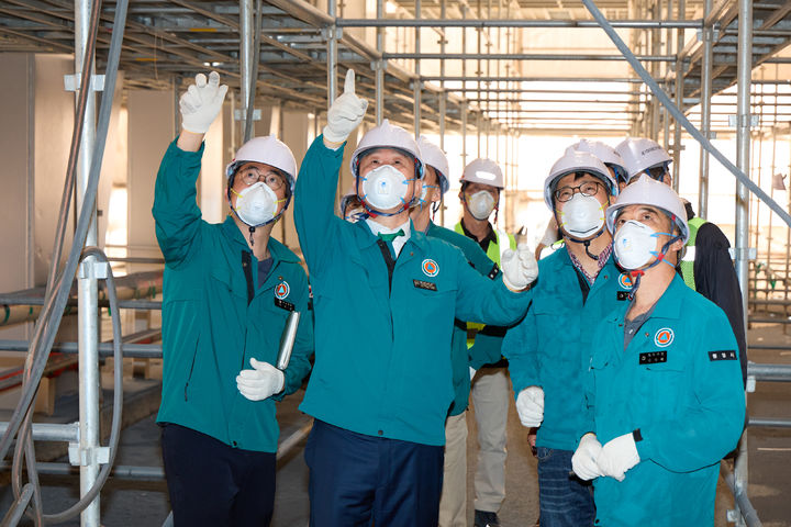 [통영=뉴시스] 신정철 기자= 통영시는 구조물 노후화에 따른 안전사고 우려와 도시경관 개선 요구에 적극 응답해 통영대교 시설물 개선사업에 본격 착수했다고 17일 밝혔다.사진은 천영기 통영시장이 보수공사 현장을 방문, "이번 사업은 단순한 보수가 아닌 시민 안전 확보는 물론 도시 정체성과 예술성을 담아내는 공공디자인 실현이라는 점에서 의미가 깊다"고 말했다.(사진=통영시 제공).2025.07.17. photo@newsis.com *재판매 및 DB 금지