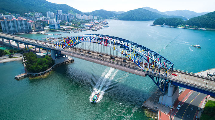 [통영=뉴시스] 신정철 기자= 통영시는 구조물 노후화에 따른 안전사고 우려와 도시경관 개선 요구에 적극 응답해 통영대교 시설물 개선사업에 본격 착수했다고 17일 밝혔다.사진은 1998년 4월에 준공된 연장 591m, 폭 20.7m(왕복 4차선 규모의 통영대교 모습.(사진=통영시 제공).2025.07.17. photo@newsis.com *재판매 및 DB 금지