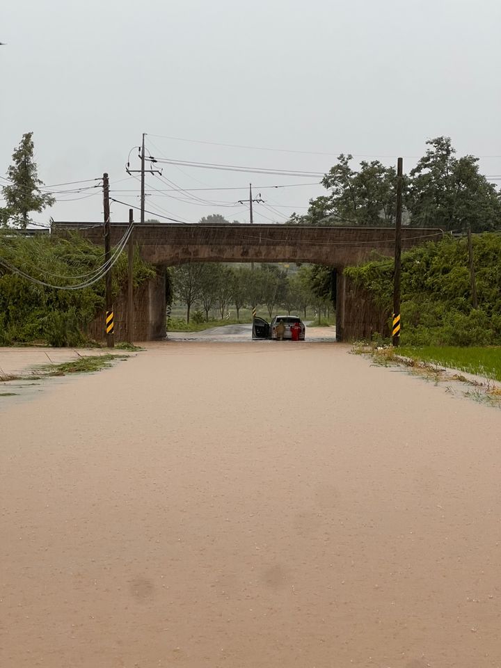 [담양=뉴시스] 17일 오후 전남 담양군 한 도로가 침수돼 소방당국이 고립된 차량을 밀어내고 있다. (사진=전남도소방 제공) photo@newsis.com *재판매 및 DB 금지