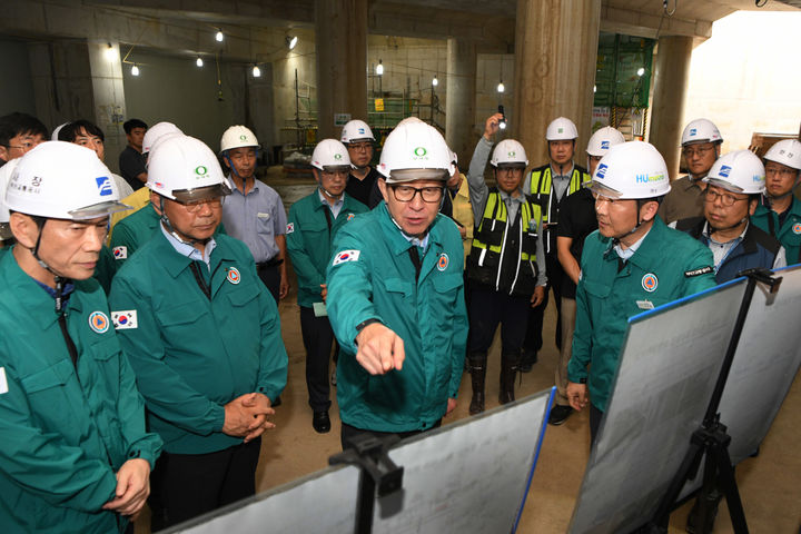 [부산=뉴시스] 박형준 부산시장이 17일 집중호우를 대비해 도시철도 사상~하단선 현장을 직접 점검하고 안전 관리에 총력을 다해달라고 당부했다. (사진=부산시 제공) 2025.07.17. photo@newsis.com *재판매 및 DB 금지