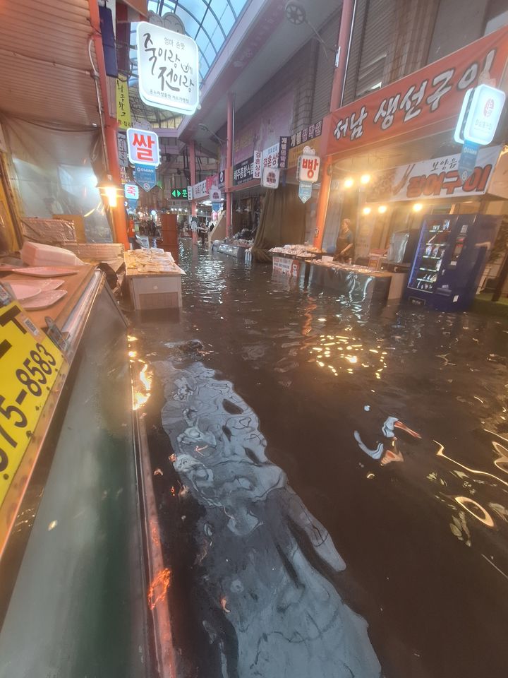 [대구=뉴시스] 이상제 기자 = 17일 대구 지역에 호우경보가 발효된 가운데 강하고 많은 비가 내리자, 하수구에서 물이 역류해 달서구 감삼동 서남시장을 덮쳤다. 2025.07.17. king@newsis.com&nbsp; *재판매 및 DB 금지
