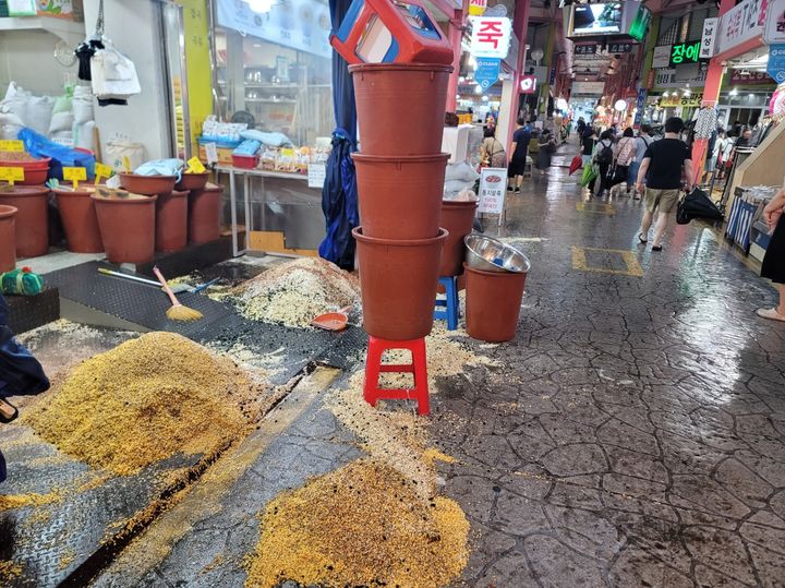 [대구=뉴시스] 이상제 기자 = 17일 대구 지역에 호우경보가 발효된 가운데 강하고 많은 비가 내리자, 하수구에서 물이 역류해 달서구 감삼동 서남시장을 덮쳤다. 2025.07.17. king@newsis.com&nbsp; *재판매 및 DB 금지