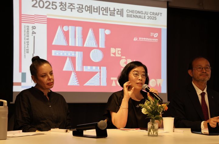 2025 청주비엔날레가 서울에서 프레스 데이를 열고 행사 설명을 하고 있다. 좌부터 모나 오렌, 강재영 예술감독. 변광섭 집행위원장 *재판매 및 DB 금지