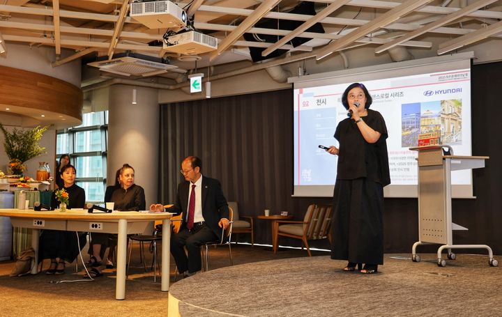 브리핑중인 강재영 예술감독 *재판매 및 DB 금지
