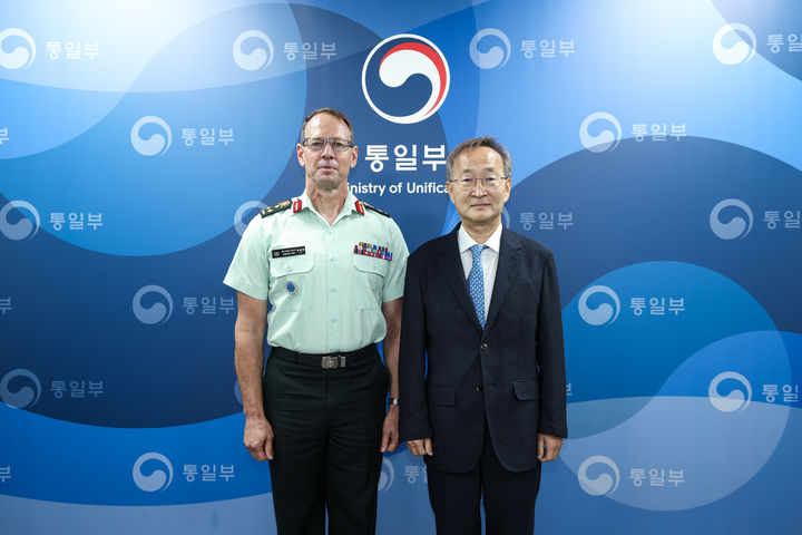 [서울=뉴시스]김남중 통일부 차관이 데릭 맥컬리 유엔사 부사령관을 접견한 모습. (사진=통일부 제공) 2025.07.17. *재판매 및 DB 금지