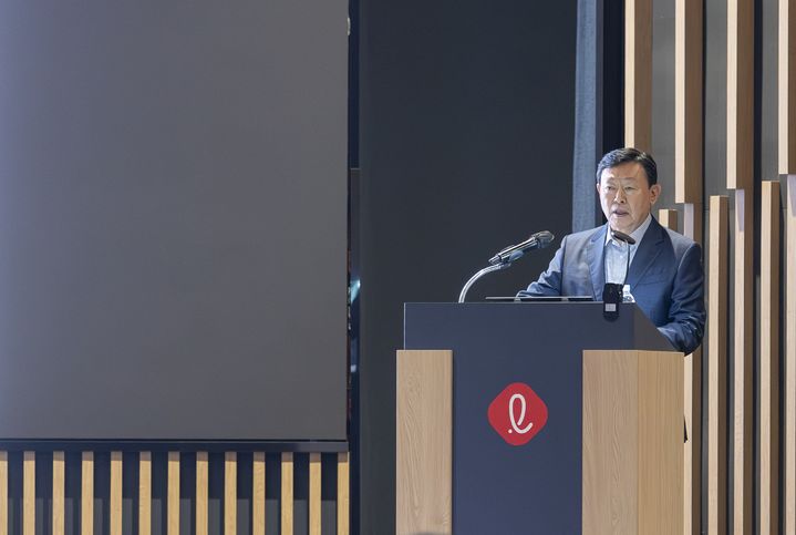 16일부터 17일까지 롯데인재개발원 오산캠퍼스에서 진행된 '2025 하반기 VCM'에서 회의를 주재한 신동빈 롯데 회장이 발언하고 있다.(사진=롯데지주 제공) *재판매 및 DB 금지