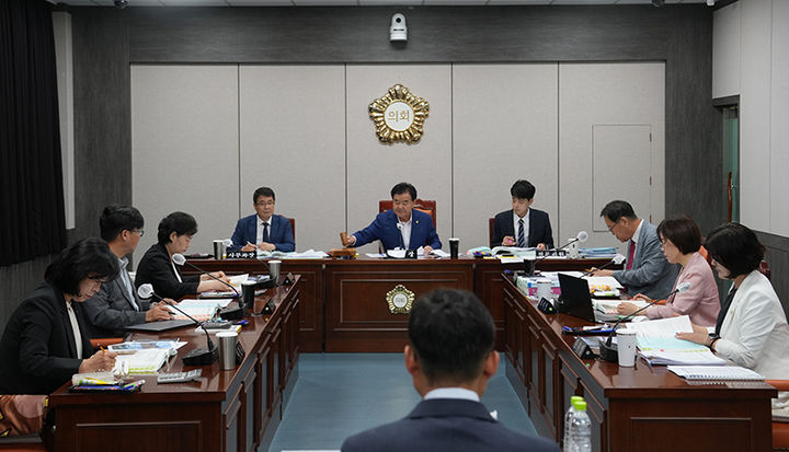 태백시의회는 17일 제285회 임시회 제6차 본회의를 열고 건설과 등 6개 부서로부터 2025년 주요업무 추진상황 보고를 받고 있다.(사진=태백시의회 제공) *재판매 및 DB 금지