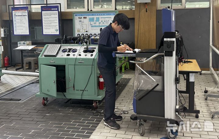 [전주=뉴시스] 전주비전대학교는 전주공고 출신 김대성 학생이 내년 중국 상하이에서 열리는 제48회 국제기능올림픽 자동차정비 직종 국가대표로 최종 선발됐다고 17일 밝혔다. (사진=전주비전대 제공) 2025.07.17. photo@newsis.com 