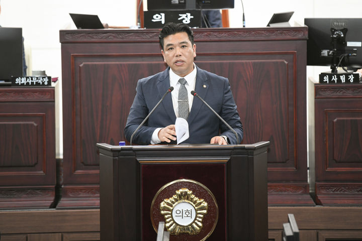 [화성=뉴시스] 이계철 화성시의회 의원이 17일 제243회 임시회 제2차 본회의에서 '화성시 도심 복합개발 지원에 관한 조례안'을 발의하게 된 배경을 설명하고 있다.(사진=화성시의회 제공)2025.07.17.photo@newsis.com *재판매 및 DB 금지