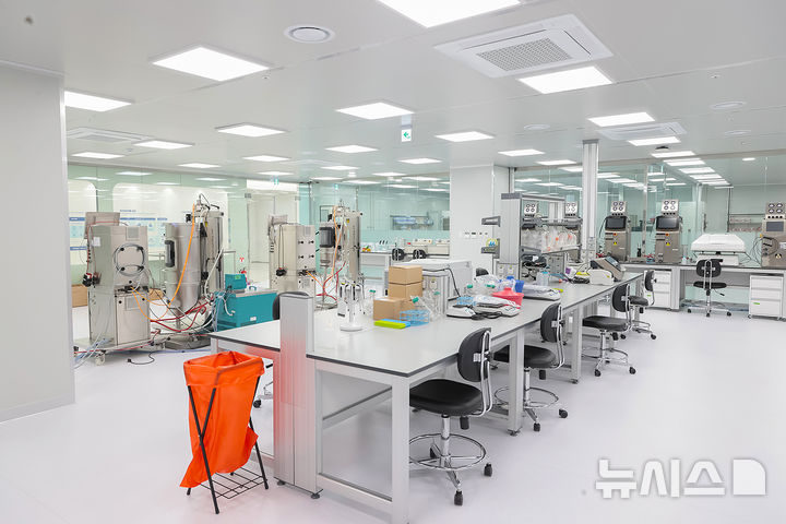 [시흥=뉴시스] '경기 시흥 SNU 제약 바이오 인력 양성센터 배양실 전경. (사진=시흥시 제공).2025.07.17.photo@newsis.com *재판매 및 DB 금지