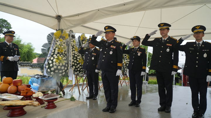 [논산=뉴시스]충남 논산경찰서는 17일 관내 등화동에 위치한 순국경찰관 합동묘역에서 제75주기 순국경찰관 합동 추도식을 엄숙히 거행했다. 2025. 07. 17 photo@newsis.com *재판매 및 DB 금지