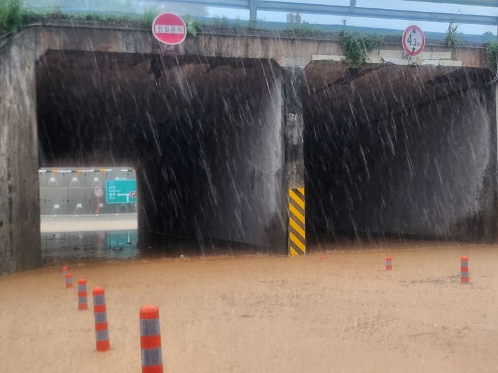 [산청=뉴시스] 서희원 기자= 경남 산청군 신안면에 많은 비가 내려 국도 3호선 양지레미콘 앞 지하터널을 경찰과 소방당국이 통제하고 있다. 2025. 07. 08. shw1881@newsis.com *재판매 및 DB 금지