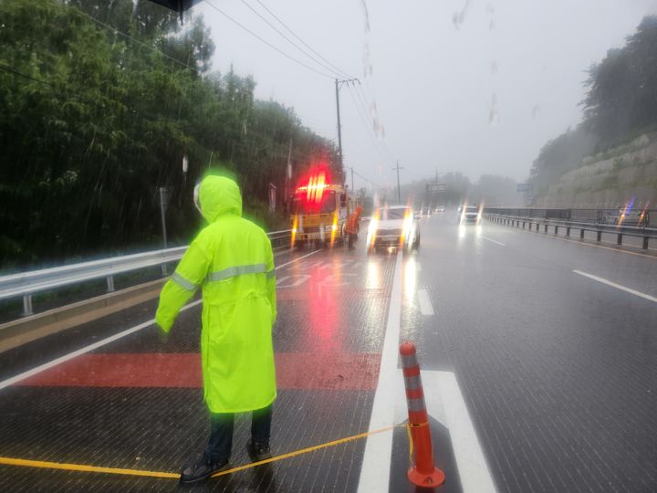 [산청=뉴시스] 서희원 기자= 경남 산청군 신안면에 많은 비가 내려 국도 3호선 양지레미콘 앞 지하터널을 경찰과 소방당국이 통제하고 있다. 2025. 07. 08. shw1881@newsis.com *재판매 및 DB 금지