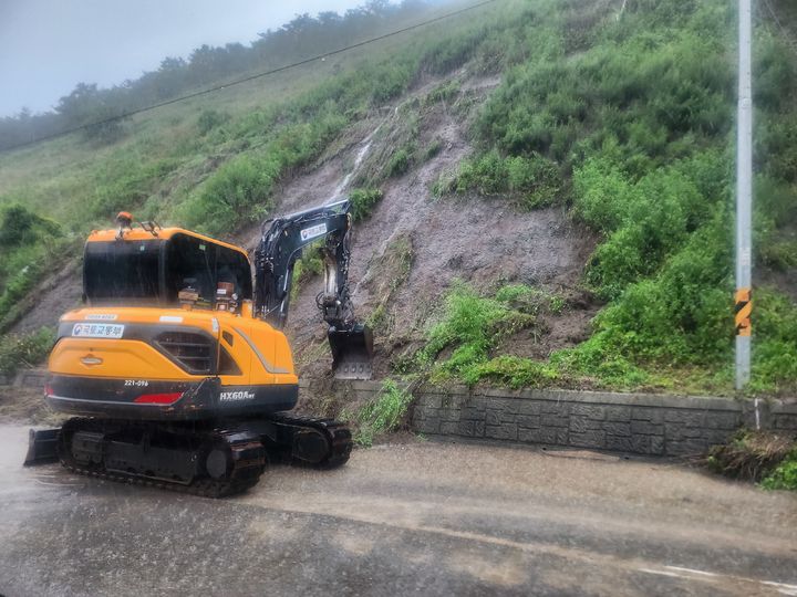 [산청=뉴시스] 서희원 기자= 경남 산청군 3번국도 알뜰주유소 앞 함양 방향에 산사태로 복구작업을 하고 있다. 2025. 07. 08. shw1881@newsis.com *재판매 및 DB 금지