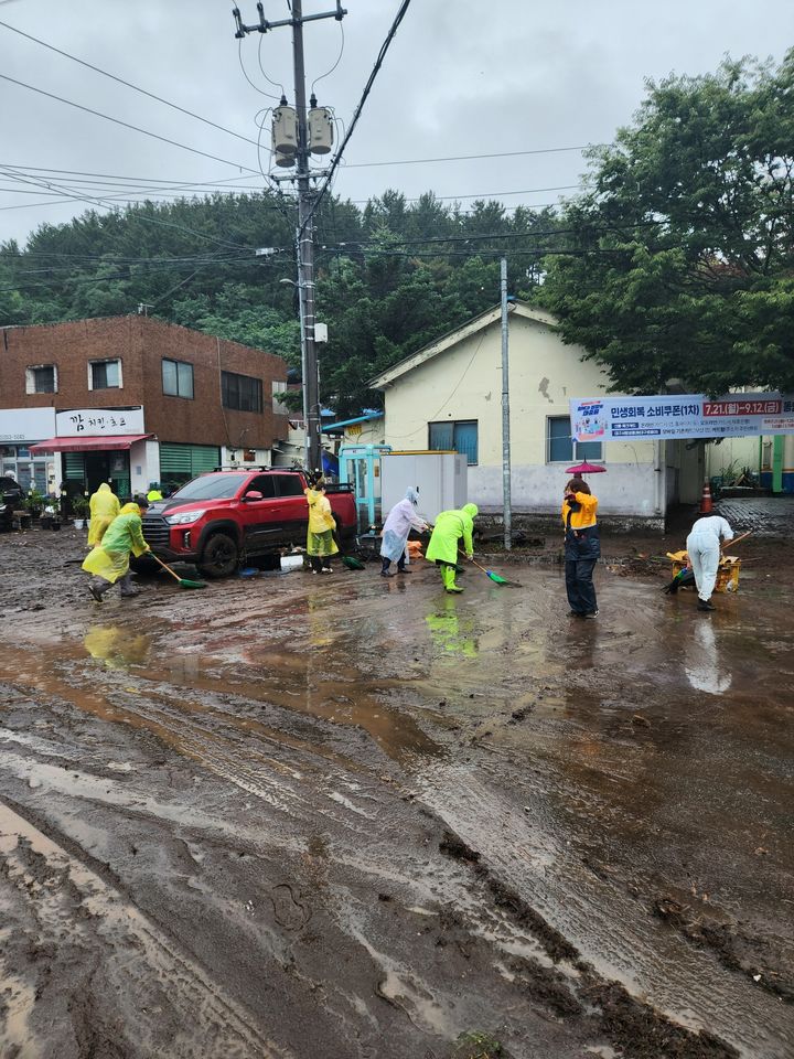 [대구=뉴시스] 16일 집중호우가 내린 대구 북구 노곡동 일대에서 북구청 직원들이 토사 정리 작업을 벌이고 있다. (사진=대구 북구 제공) 2025.07.17. photo@newsis.com *재판매 및 DB 금지
