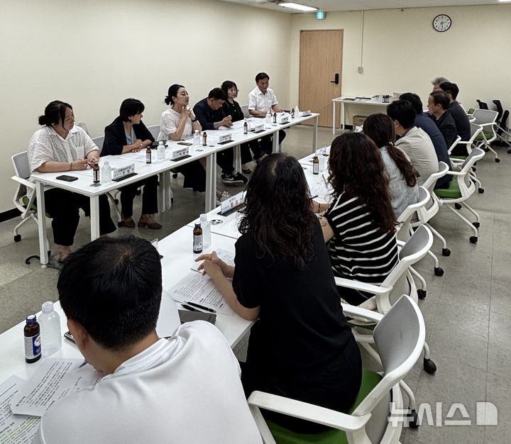 [안양=뉴시스] 안양시가 최근 정당현수막 난립 해결을 위해  지역 정당 관계자들과 간담회를 열고, 협조를 당부했다. (사진=안양시 제공).2025.07.17.photo@newsis.com *재판매 및 DB 금지