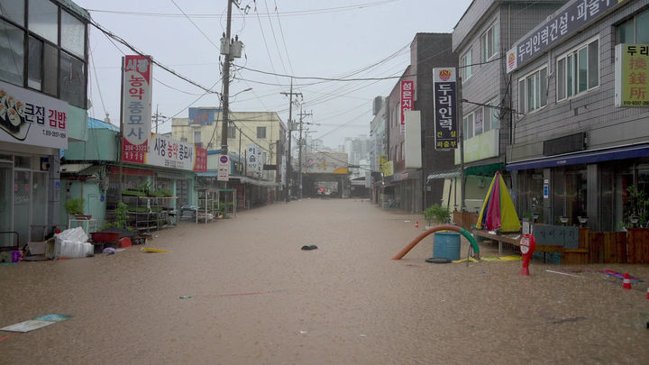 [당진=뉴시스] 17일 폭우로 침수된 당진전통시장. (사진=당진시 제공) 2025.07.17. photo@newsis.com *재판매 및 DB 금지