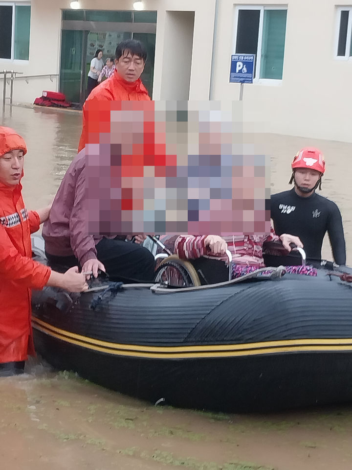 [밀양=뉴시스] 17일 오후 4시33분께 호우 경보가 내린 경남 밀양시 무안면의 한 요양원 입소자들이 밀양소방서 119 구조대원의 구조보트를 활용해 구조되고 있다. (사진=경남소방본부 제공) 2025.07.17. photo@newsis.com *재판매 및 DB 금지