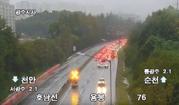 [광주=뉴시스] 17일 오후 호남도속도로 용봉지점 순천 방향 도로가 정체, 발이 묶인 차량들이 차량을 돌려 갓길을 통해 빠져나오고 있다. (사진 = 고속도로 CCTV 갈무리) 2025.07.17. photo@newsis.com *재판매 및 DB 금지