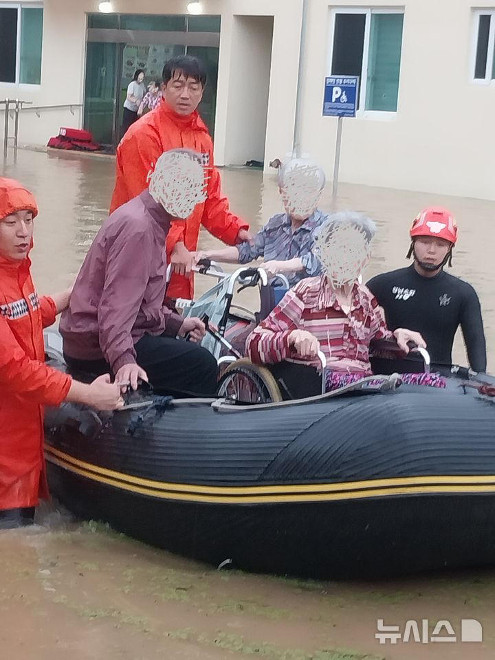 [밀양=뉴시스]경남소방 밀양구조대와 경남특수대응단 대원들이 17일 오후 밀양시 무안면 연상리의 모 노인요양원 침수에 따라 와상환자들을 구조해 보트를 이용해 안전한 곳으로 로 이송하고 있다.(사진=경남소방 제공) 2025.07.17. photo@newsis.com