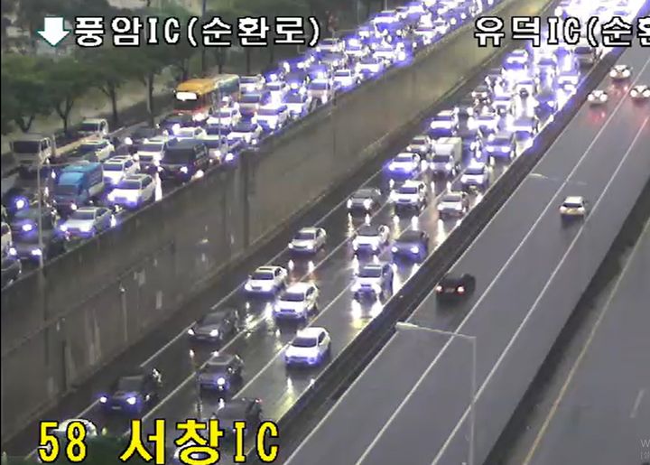 [광주=뉴시스] 17일 오후 광주 서구 서창동 제2순환도로가 퇴근길 정체를 빚고 있다. (사진 = 경찰청 도로 CCTV 갈무리) 2025.07.17. photo@newsis.com *재판매 및 DB 금지