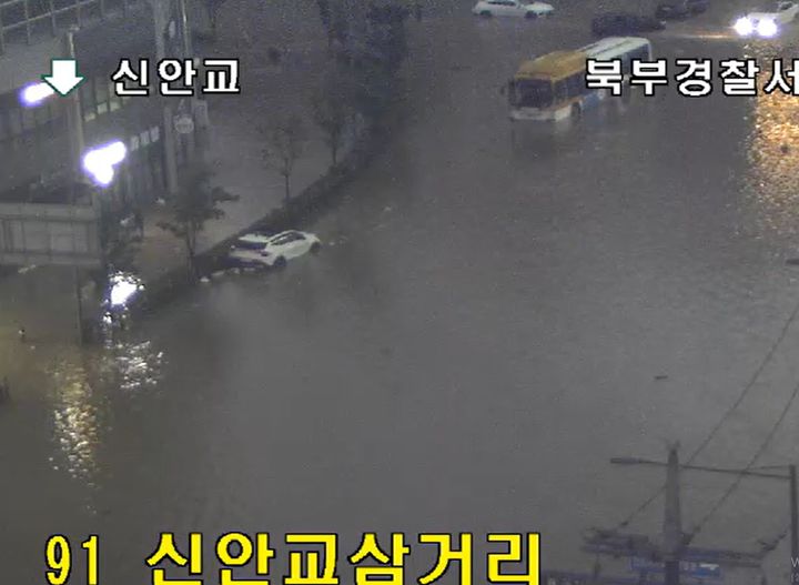 [광주=뉴시스] 17일 오후 광주에 극한호우가 쏟아지면서 북구 신안교삼거리 일대 도로가 침수, 차량 통행이 통제되고 있다. (사진 = 경찰청 CCTV 갈무리) 2025.07.17. photo@newsis.com *재판매 및 DB 금지