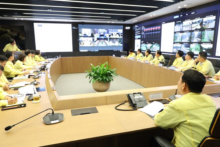 [대전=뉴시스]한국수자원공사(K-water)가 풍수해 위기경보 수준이 심각 단계로 격상된 가운데 비상대응체계로 전환하고 후속 강우 대응에 나섰다. 윤석대 사장이 비상대책회의를 주재하고 있다. 2025. 07. 17 photo@newsis.com *재판매 및 DB 금지