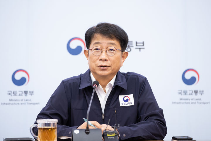 [서울=뉴시스] 박상우 국토교통부 장관이 17일 오후 정부세종청사 국가교통정보센터 상황실에서 집중호우_피해상황 및 복구현황 긴급 점검회의를 열고 모두발언을 하고 있다. 2025.07.17. (사진=국토부 제공) photo@newsis.com *재판매 및 DB 금지