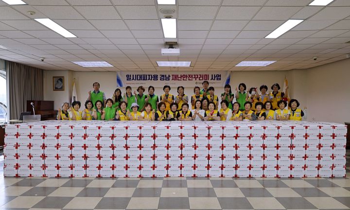 [창원=뉴시스]경남도청·경남적십자사, 일시대피자용 ‘재난안전꾸러미’ 2차 사업 진행.(사진=경남적십자사 제공) 2025.07.17.photo@newsis.com *재판매 및 DB 금지