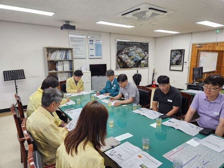 [창원=뉴시스]낙동강유역환경청장, 녹조 대응 실태 점검.(사진=낙동강청 제공) 2025.07.17.photo@newsis.com *재판매 및 DB 금지