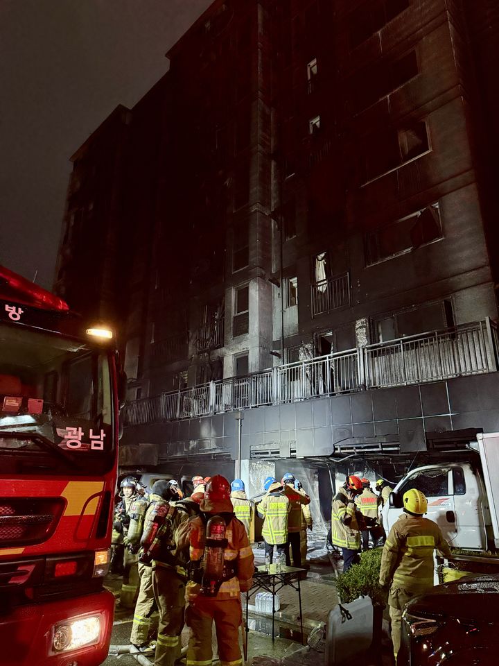 [광명=뉴시스] 17일 오후 9시5분께 경기도 광명시 소하동의 아파트 1층 필로티 주차장에서 불이 나 3명이 심정지 상태로 인근 병원으로 옮겨졌다. 사진은 화재로 검게 그을린 아파트의 모습. (사진=경기도소방재난본부 제공) 2025.07.17. photo@newsis.com *재판매 및 DB 금지