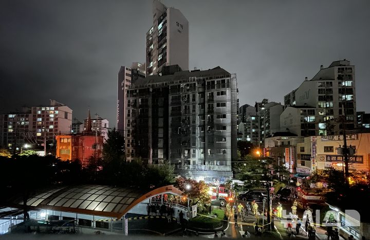 [광명=뉴시스] 황준선 기자 = 17일 밤 경기 광명시 한 아파트 주차장에서 발생한 화재 현장에서 소방대원들이 이동하고 있다. 2025.07.17. hwang@newsis.com