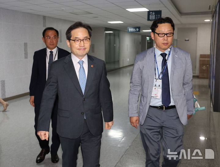 [서울=뉴시스] 김명년 기자 = 한기정 공정거래위원장이 17일 오전 서울 여의도 국회에서 더불어민주당과의 비공개 회의를 하기 위해 이동하고 있다. 2025.07.17. kmn@newsis.com