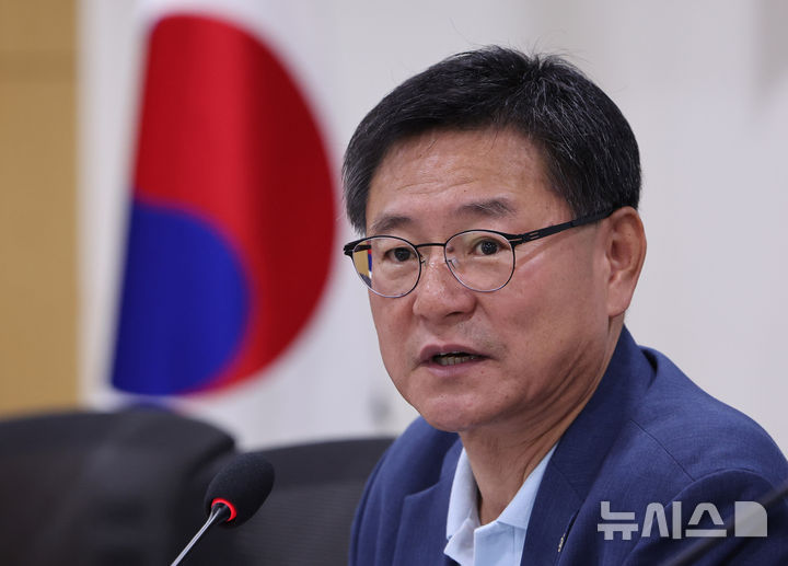 [서울=뉴시스] 김명년 기자 = 이헌승 국민의힘 의원이 17일 오전 서울 여의도 국회 의원회관에서 열린 아프리카포럼 제97차 정기 세미나에서 발언하고 있다. 2025.07.17. kmn@newsis.com