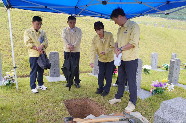 [서울=뉴시스] 강윤진(오른쪽 두번째) 국가보훈부 차관이 지난 16일 경북 영천시 국립영천호국원을 찾아 묘역 배수 실태 현장점검을 하고 있다. (사진=국가보훈부 제공) 2025.07.17. photo@newsis.com *재판매 및 DB 금지