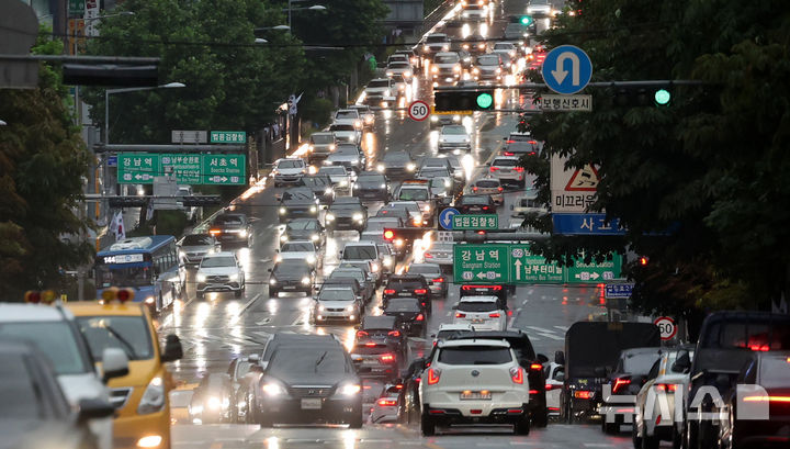 [서울=뉴시스] 조성우 기자 = 강한 비가 내리는 17일 서울 서초구 인근 도로에서 차량이 정체되고 있다. 2025.07.17. xconfind@newsis.com