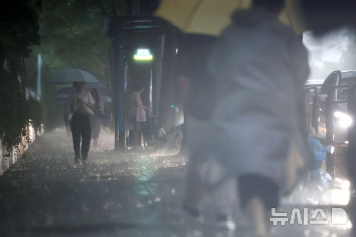 [서울=뉴시스] 조성우 기자 = 강한 비가 내리는 17일 서울 서초구 인근 거리에서 우산을 쓴 시민들이 이동하고 있다. 2025.07.17. xconfind@newsis.com