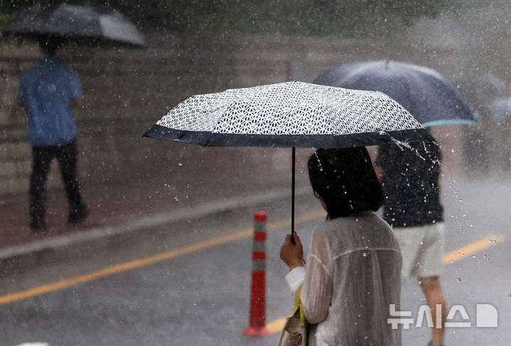 [서울=뉴시스] 조성우 기자 = 강한 비가 내리는 17일 서울 서초구 인근 거리에서 우산을 쓴 시민들이 이동하고 있다. 2025.07.17. xconfind@newsis.com