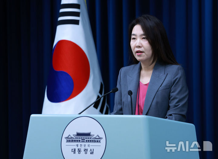 [서울=뉴시스] 고범준 기자 = 강유정 대변인이 17일 서울 용산 대통령실 청사에서 국가적 참사 유가족 경청행사 관련 브리핑을 하고 있다. 2025.07.17. bjko@newsis.com