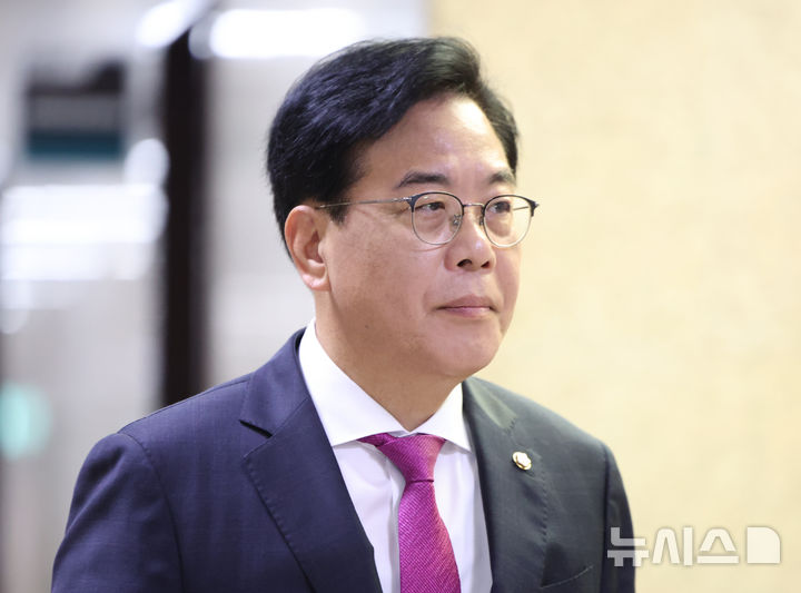 [서울=뉴시스] 김금보 기자 = 송언석 국민의힘 비상대책위원장 겸 원내대표가 17일 서울 여의도 국회에서 열린 비상대책위원회의에 참석하고 있다. 2025.07.17. kgb@newsis.com