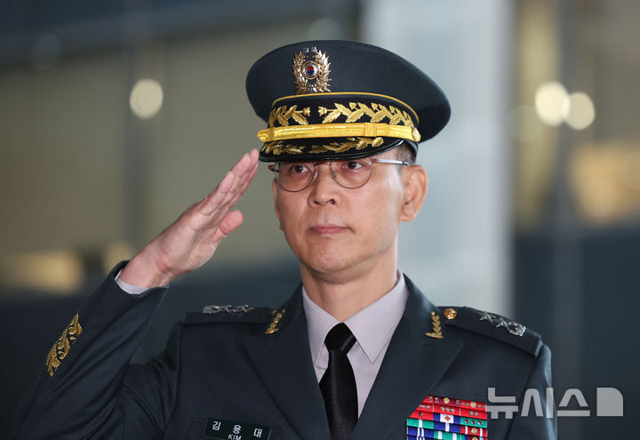 [서울=뉴시스] 김진아 기자 = 김용대 드론작전사령관이 지난 17일 서울 서초구 서울고등법원에 마련된 조은석 내란 특검 사무실에 피의자 신분으로 출석, 입장을 밝힌 뒤 경례하고 있다. 2025.07.17. bluesoda@newsis.com