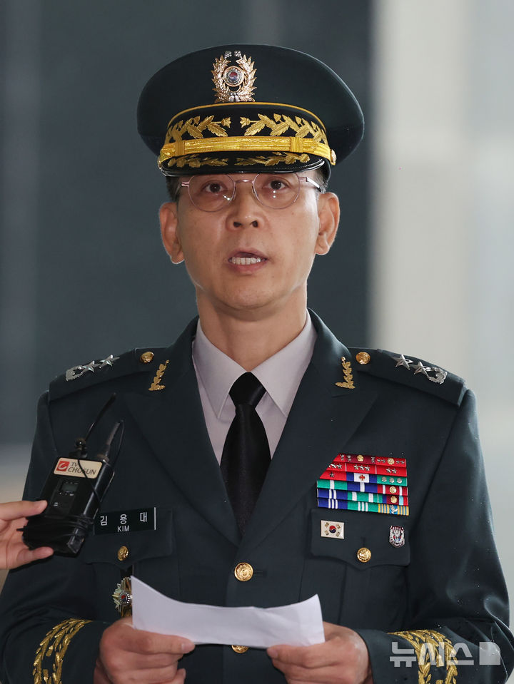 [서울=뉴시스] 김진아 기자 = 김용대 드론작전사령관이 17일 서울 서초구 서울고등법원에 마련된 조은석 내란 특검 사무실에 피의자 신분으로 출석, 입장을 밝히고 있다. 2025.07.17. bluesoda@newsis.com