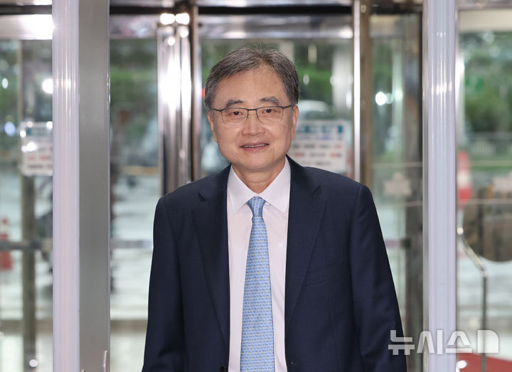 [서울=뉴시스] 김명년 기자 = 조현 외교부 장관 후보자가 17일 오전 서울 여의도 국회에서 인사청문회에 참석하기 위해 이동하고 있다. 2025.07.17. kmn@newsis.com