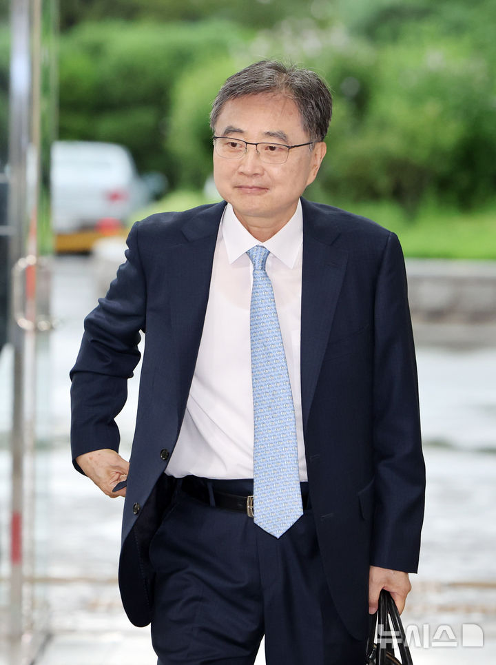 [서울=뉴시스] 김명년 기자 = 조현 외교부 장관 후보자가 17일 오전 서울 여의도 국회에서 인사청문회에 참석하기 위해 이동하고 있다. 2025.07.17. kmn@newsis.com