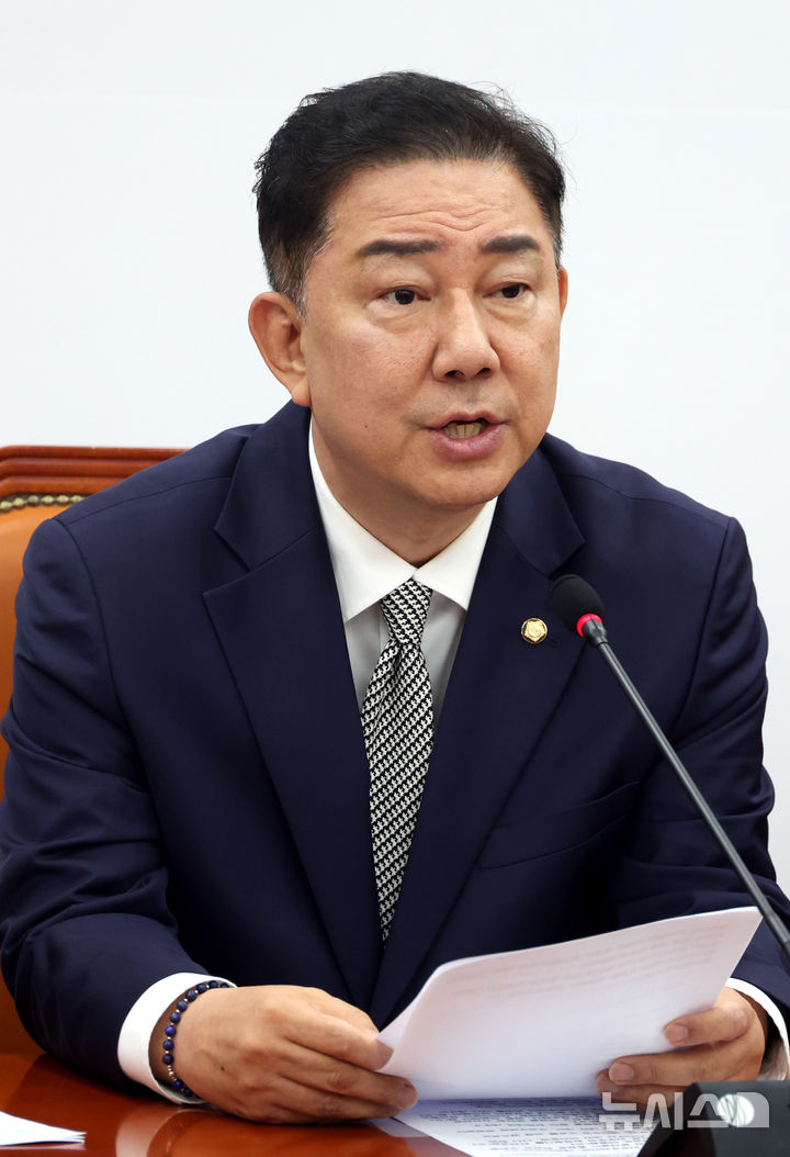 [서울=뉴시스] 조성봉 기자= 김병기 더불어민주당 당대표 직무대행 겸 원내대표가 17일 오전 서울 여의도 국회에서 열린 정책조정위원회 회의에서 발언을 하고 있다. 2025.07.17 suncho21@newsis.com