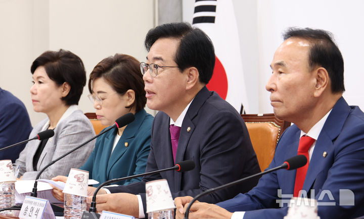 [서울=뉴시스] 김금보 기자 = 송언석 국민의힘 비상대책위원장 겸 원내대표가 17일 서울 여의도 국회에서 열린 비상대책위원회의에서 발언을 하고 있다. 2025.07.17. kgb@newsis.com